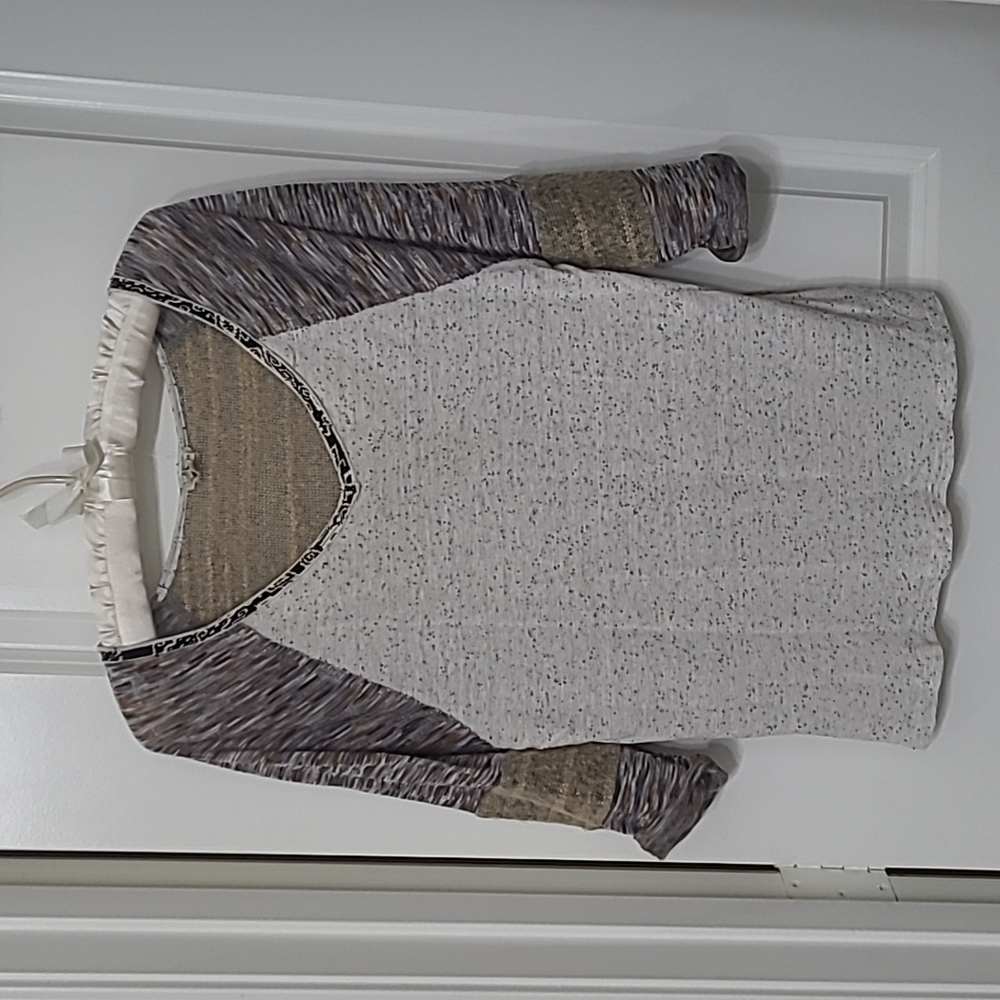 Gimmicks by BKE size small. Lightweight brown, gray,& black quarter sleeve top.